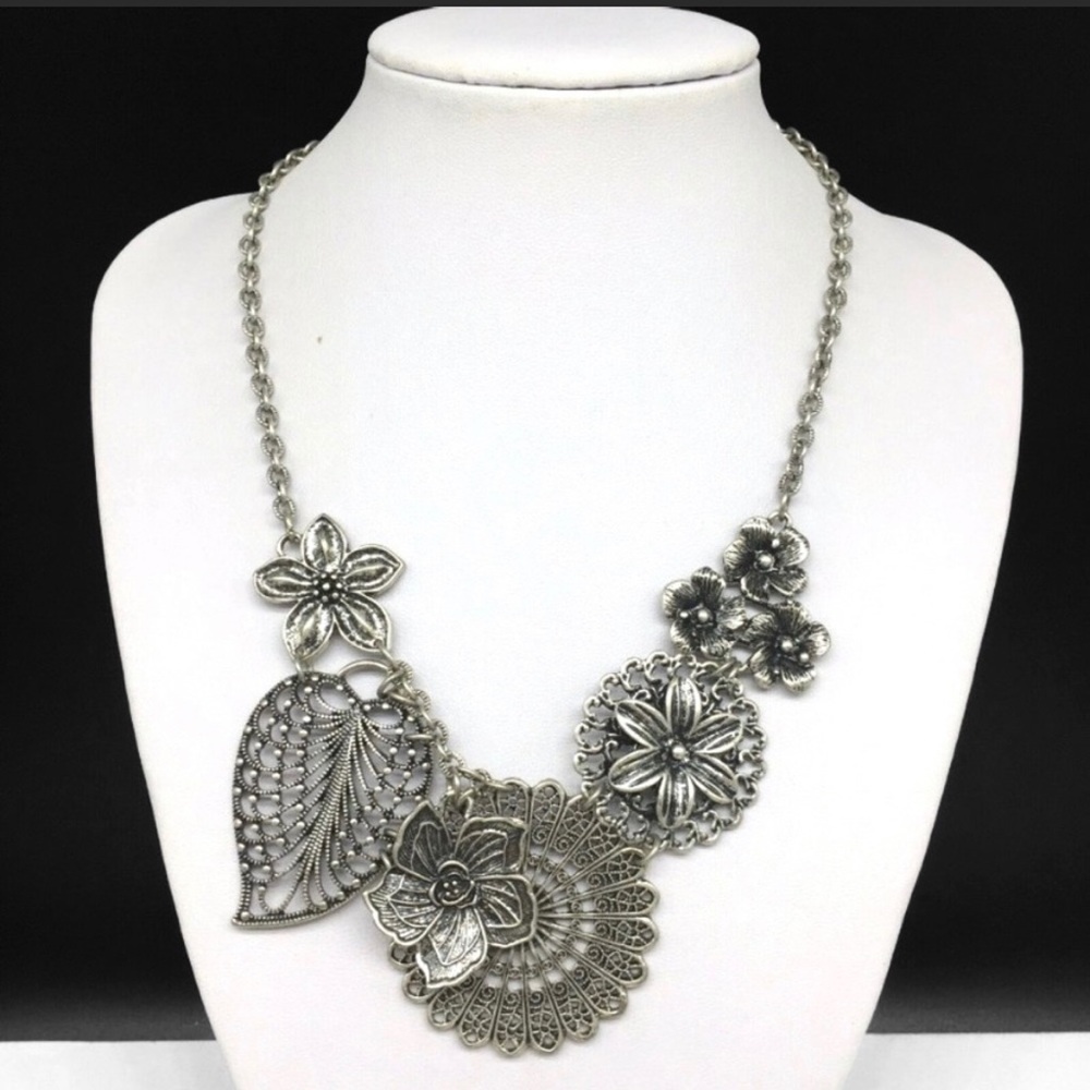 Premier Designs Layered Flower Leaves Statement Necklace Floral Leaf Silver